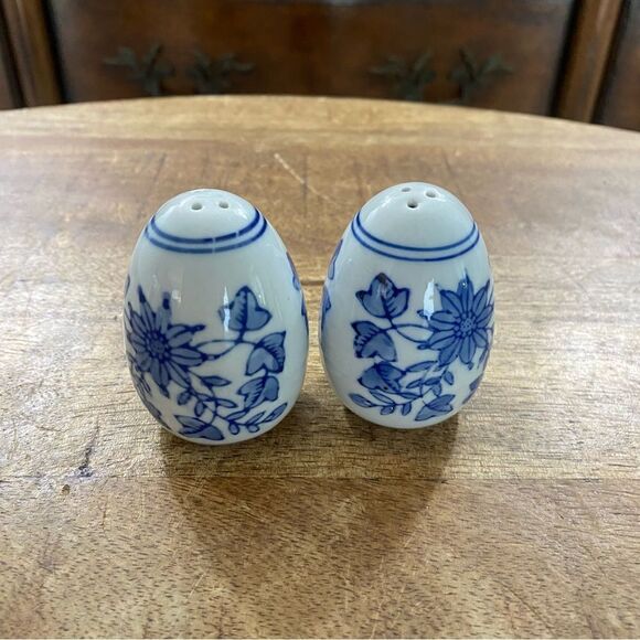 Vintage blue and white egg shaped salt and pepper shakers - Picture 3 of 3